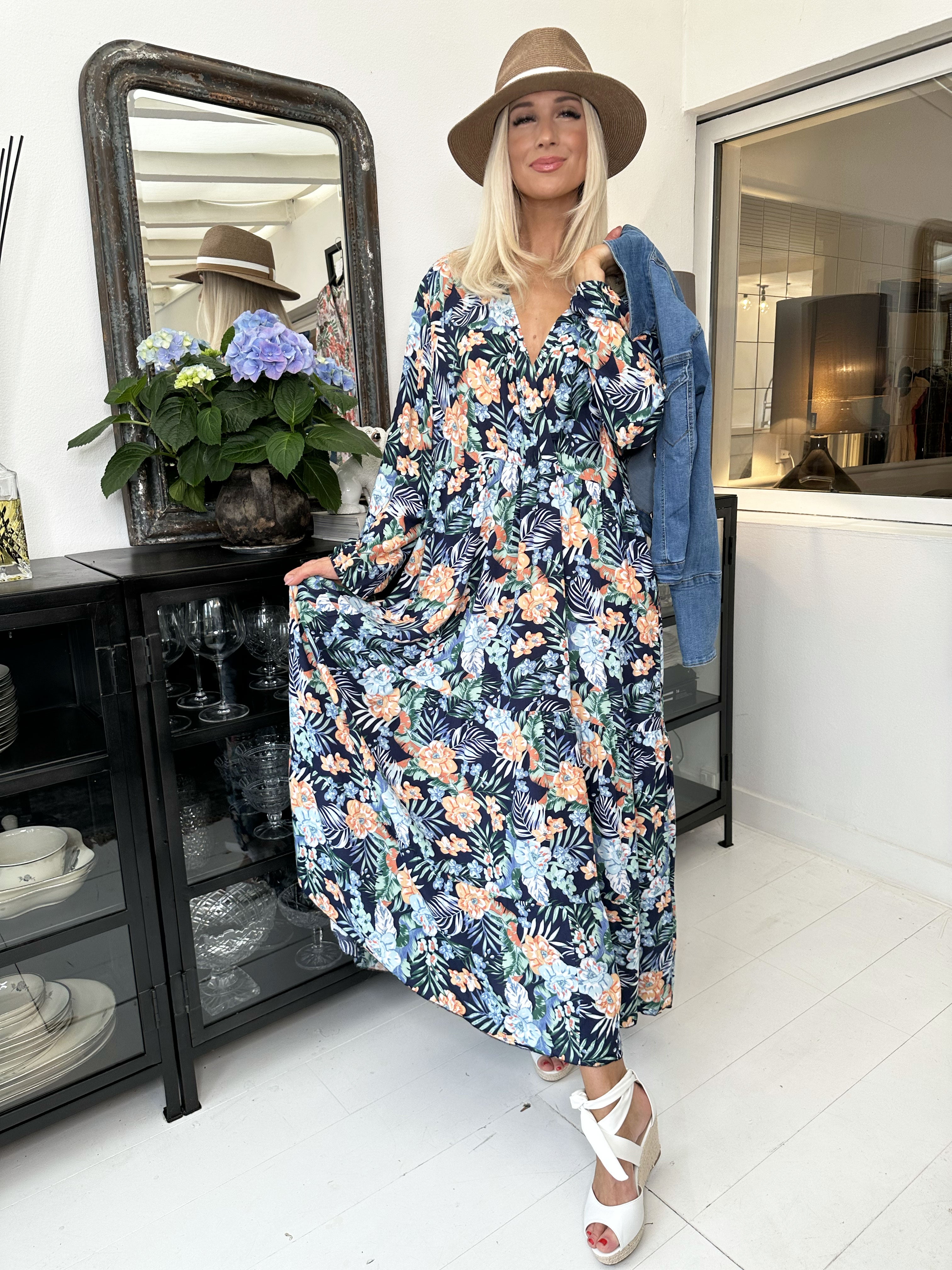 Alasca lydia - Kjole i blødt stof med palmeblade og blomster